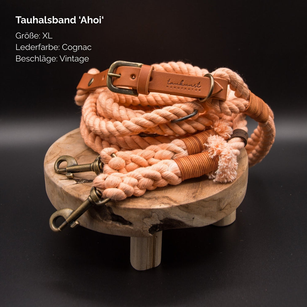 Tauhalsband "Ahoi" in XL, geflochtene peachfarbene Schnur mit cognacfarbenen Lederdetails.