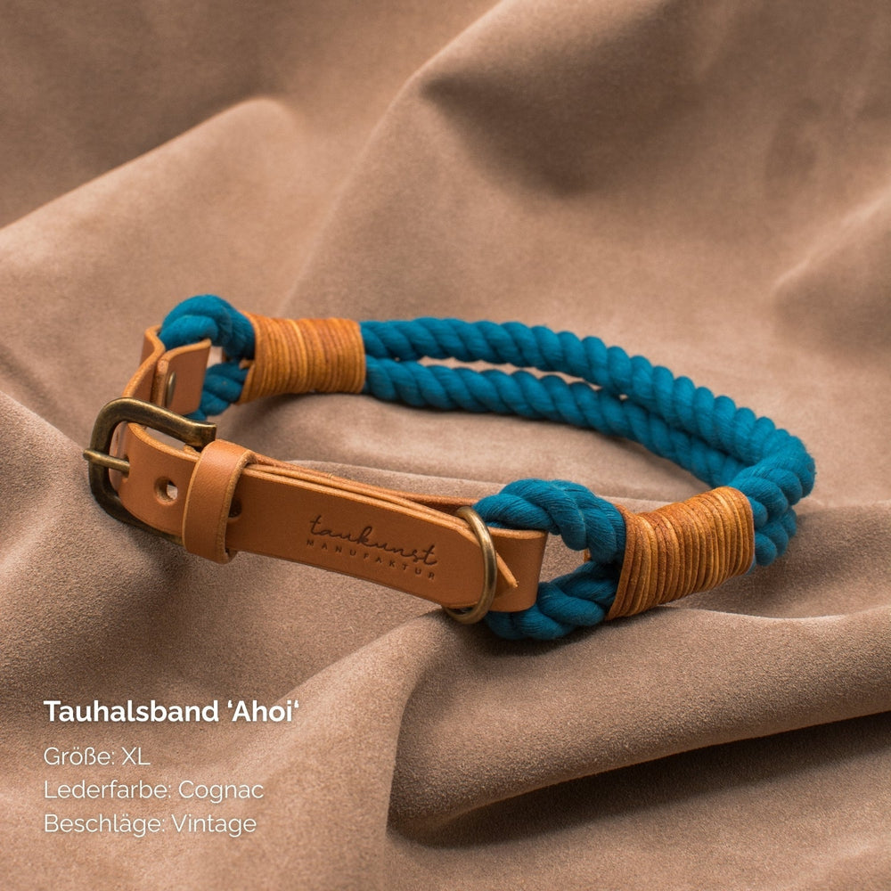 Tauhalsband 'Ahoi' in Größe XL aus blauem geflochtenem Tau, cognacfarbener Lederbasis und goldfarbener Schnalle. Vintage-Stil.