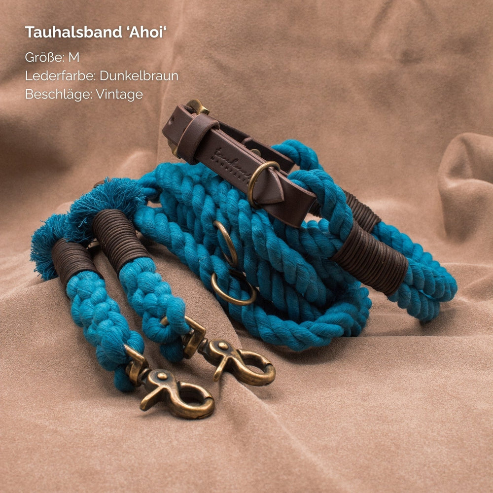 Türkises Tauhalsband "Ahoi" in Größe M mit braunen Lederbeschlägen und Karabinerhaken. Vintage-Design für stilbewusste Hunde.