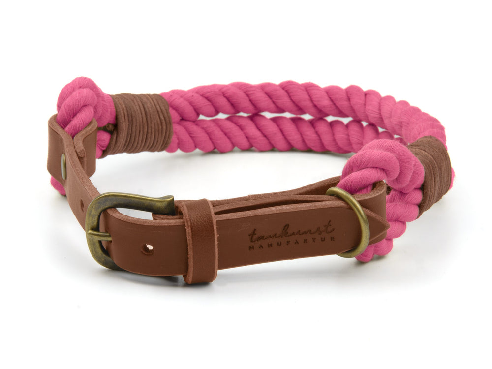 Handgefertigtes pinkes Tauhalsband mit braunem Leder und Metallschnalle, modern und stilvoll gestaltet.