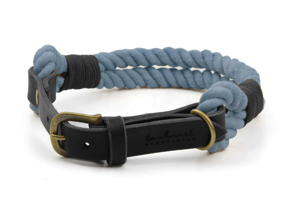 Geflochtenes blaues Hundehalsband mit schwarzen Lederteilen und goldenem Metallverschluss. Ideal für stilvolle Hunde.