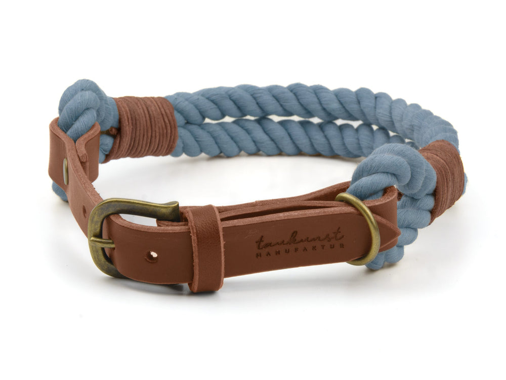 Blaues geflochtenes Stoff-Hundehalsband mit braunem Leder und robuster Metall-Schnalle, stilvoll und haltbar.