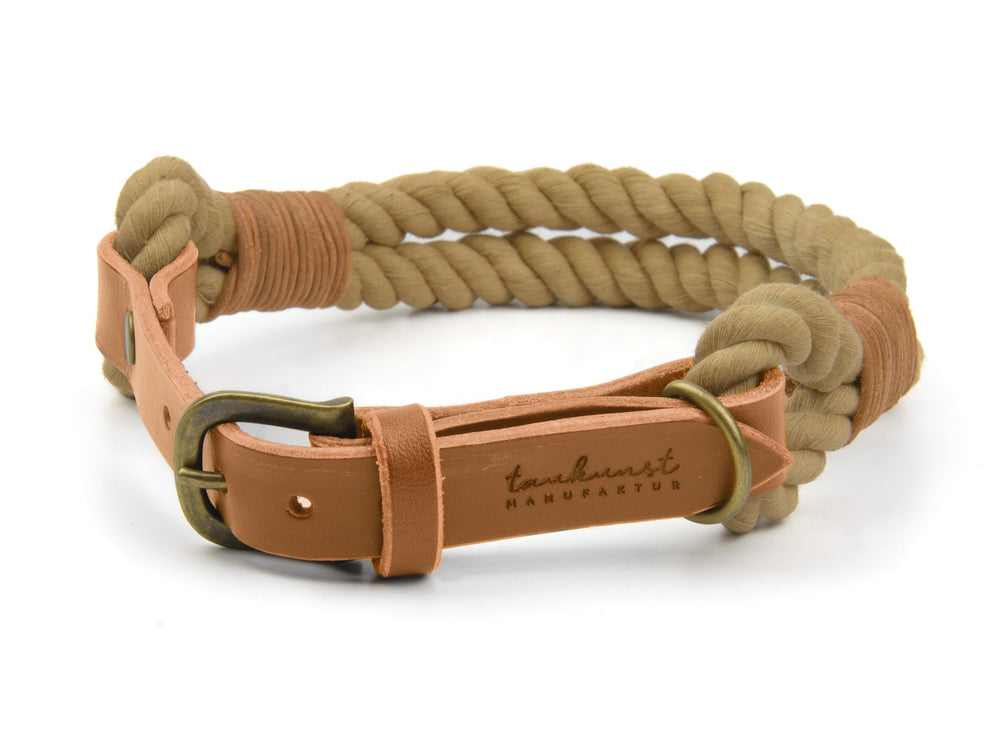 Handgefertigtes Tauhalsband in beige mit Lederelement, robuster Metallschnalle und verstellbarer Schlaufe.