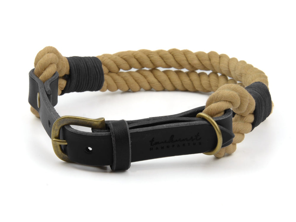 Beiges geflochtenes Hundehalsband mit schwarzem Leder und goldener Schnalle von tausharst manufaktur.