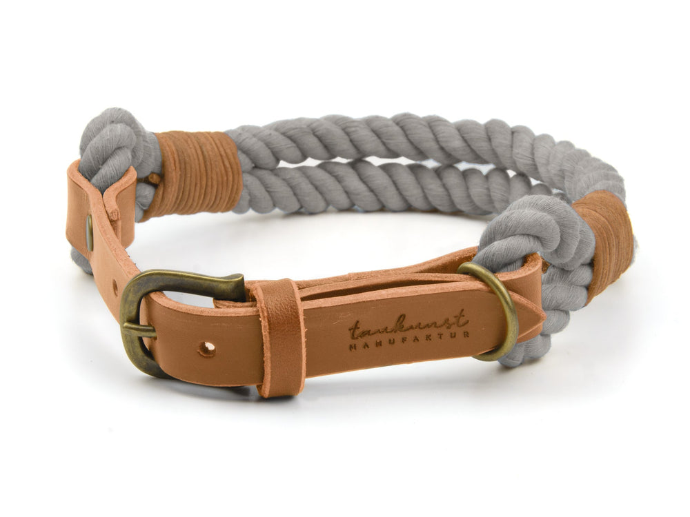 Graues geflochtenes Hundehalsband aus Leder mit Messing-Schnalle und gesticktem Schriftzug „Ahoi“.
