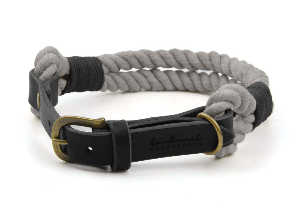"Geflochtenes Hundehalsband in Grau mit schwarzem Leder und bronzefarbener Schnalle - Tauhalsband Ahoi."