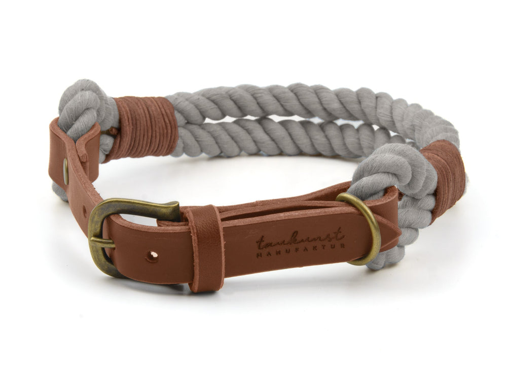 Hunde-Halsband Ahoi aus grauem Seil mit braunen Lederakzenten und goldfarbener Schnalle, robust und stilvoll.