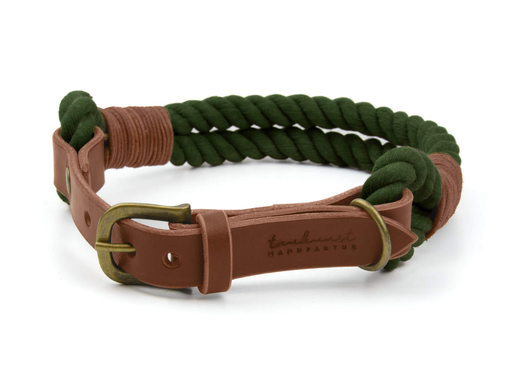 Hundehalsband Ahoi aus grünem Seil und braunem Leder mit Kupferschnalle, rustikaler Stil und geflochtenem Design.