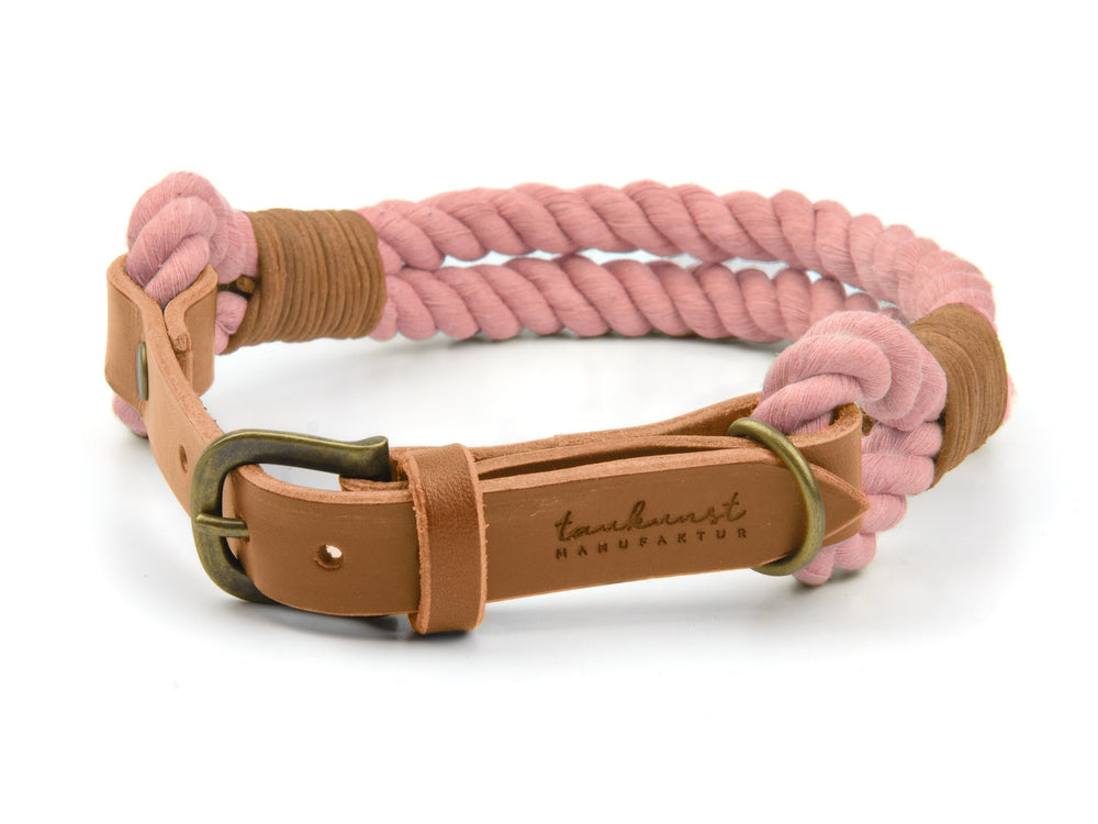 Handgefertigtes Hundehalsband Ahoi aus rosafarbenem Textil und braunem Leder mit glänzender Metallschnalle.
