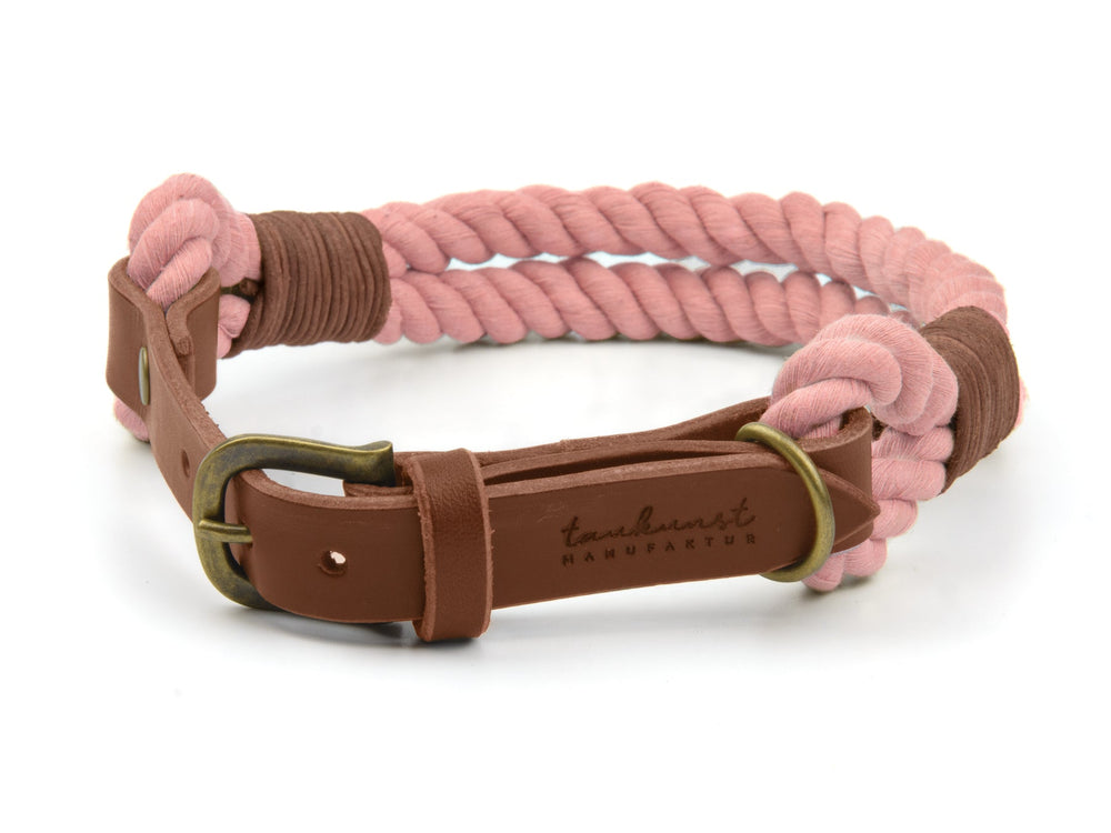 Geflochtenes rosa Hundehalsband aus Seil mit braunem Leder und silberner Schnalle, geprägt mit "tamuharust manuf".