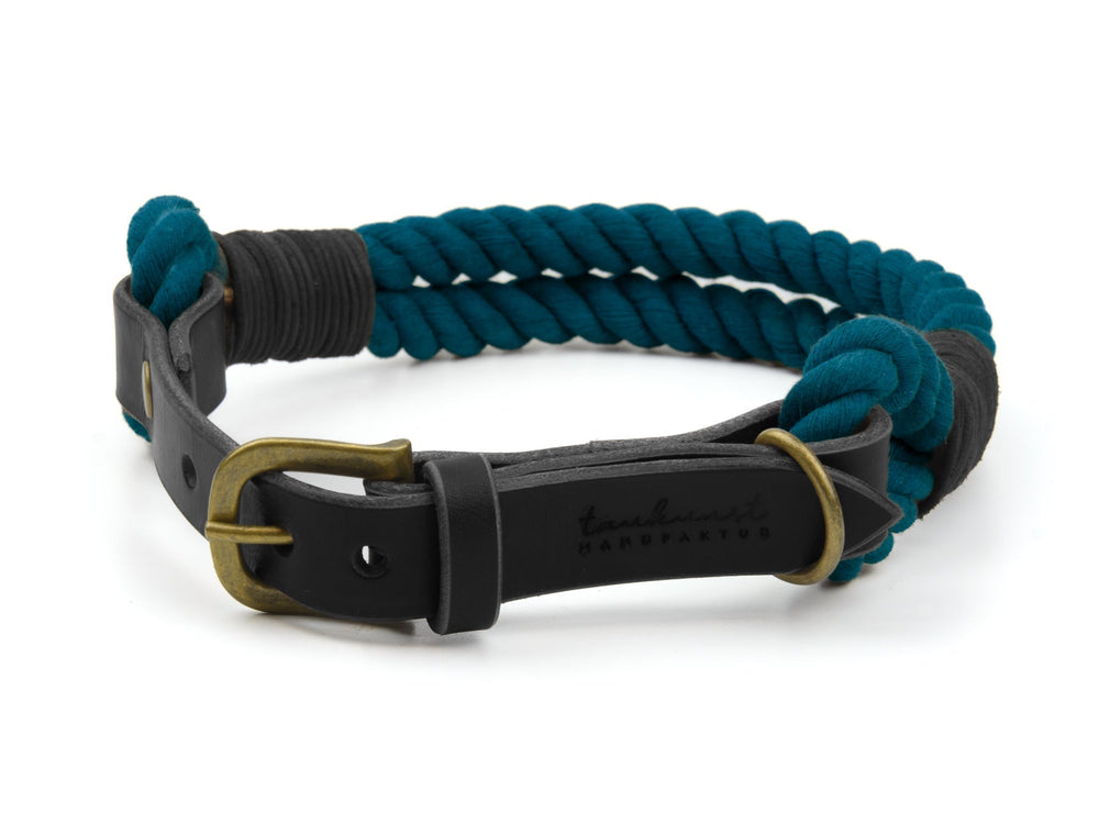Hundehalsband Ahoi aus blauem Baumwollseil und schwarzem Leder mit eleganter goldener Schnalle.