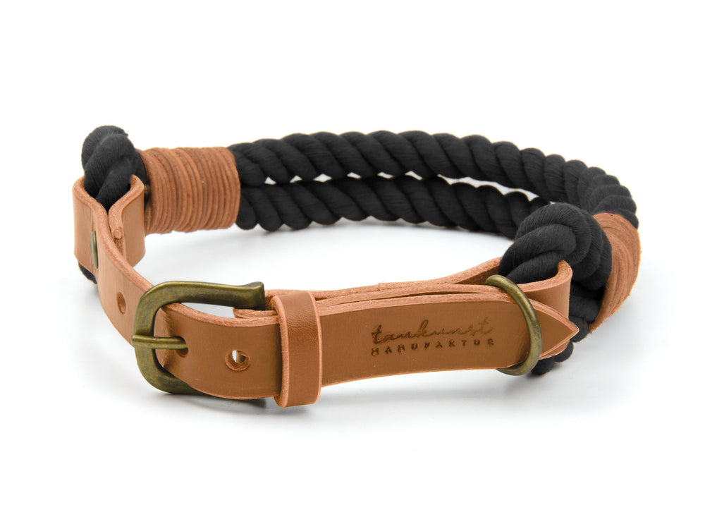 Hundehalsband Ahoi aus schwarzem Geflecht und braunem Leder mit bronzefarbenem Metallverschluss. Stilvolles Design für Hunde.