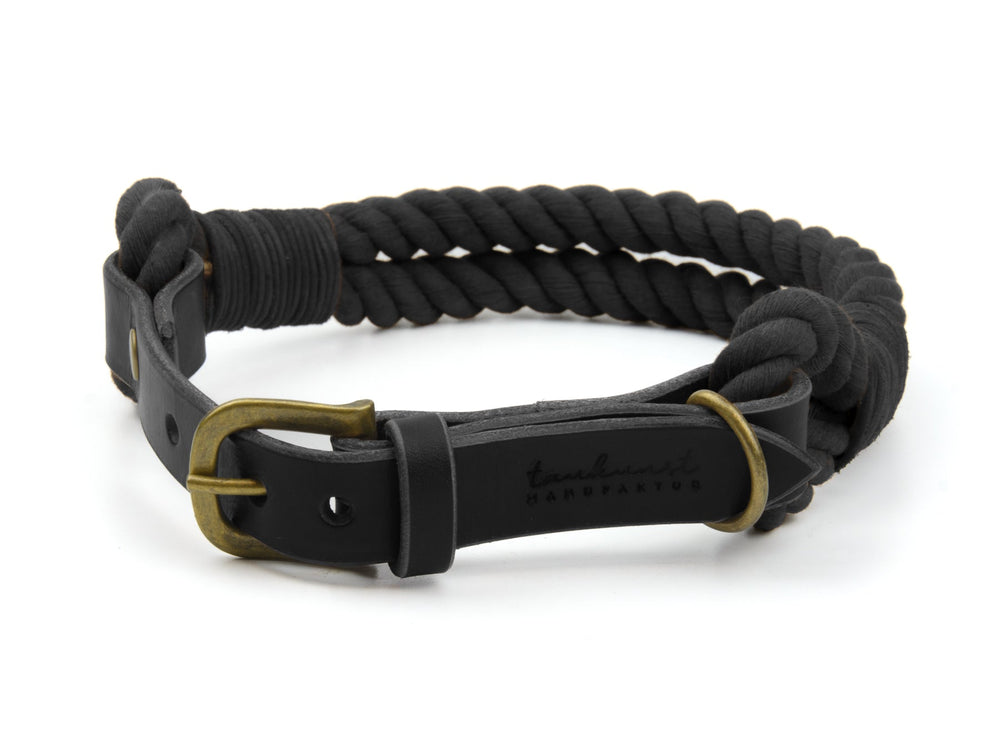 Schwarzes geflochtenes Hundehalsband mit Edelstahl-Schnalle und goldenen Details, robust und handgefertigt.