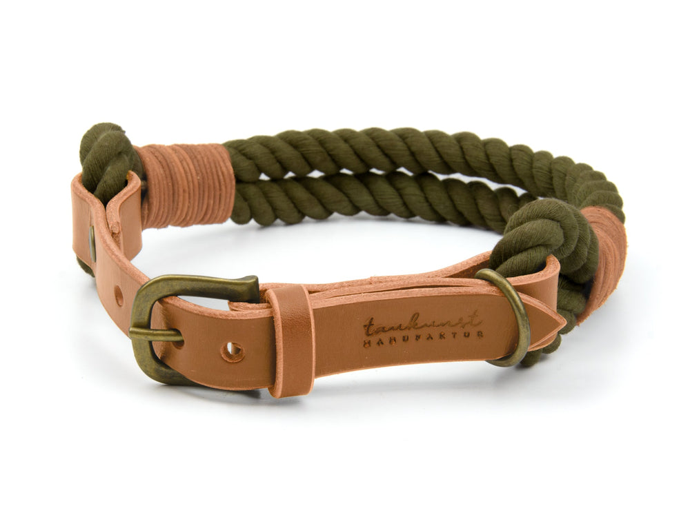 Olivgrünes Hundehalsband aus geflochtenem Seil mit braunem Lederdetail und Metallschnalle, markiert mit einem Logo.