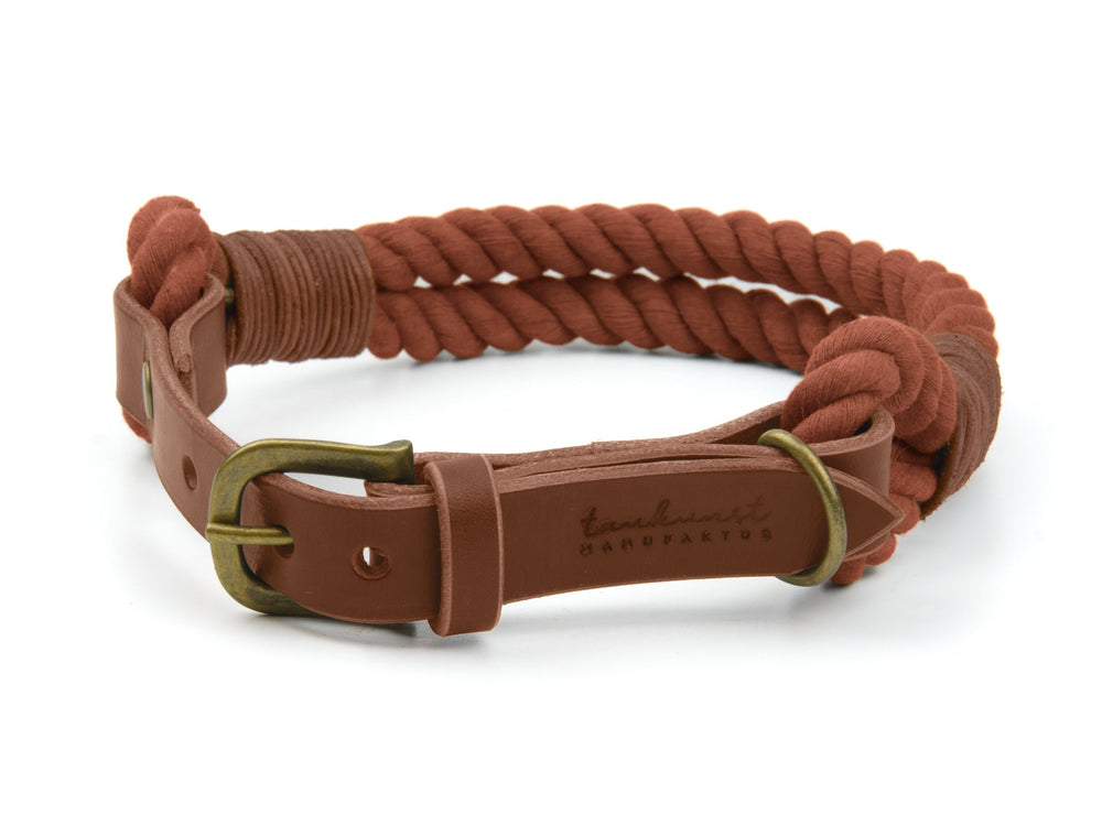 Rustikales Hundehalsband aus geflochtenem Stoff in erdigem Rot mit breitem Lederteil und metallischer Schnalle.