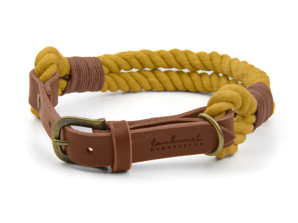 Hundehalsband Ahoi aus gelbem Seil und braunem Leder mit verstellbarer Schnalle und prägnanter Prägung.