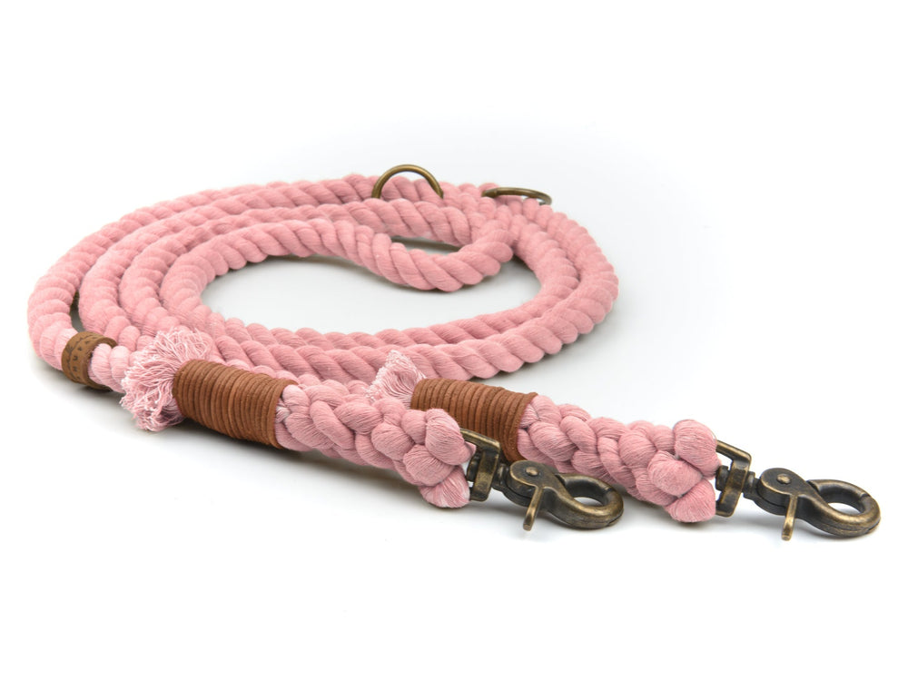 Rosafarbene geflochtene Hundeleine mit Karabinerhaken und braunen Lederakzenten, stabil und stylish.