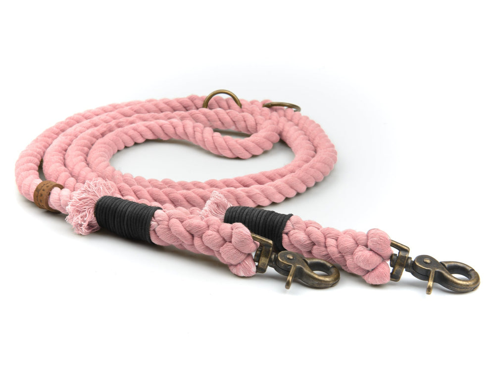"Geflochtene rosa Tauleine mit verchromten Karabinerhaken und schwarzen Griffen für Hunde."