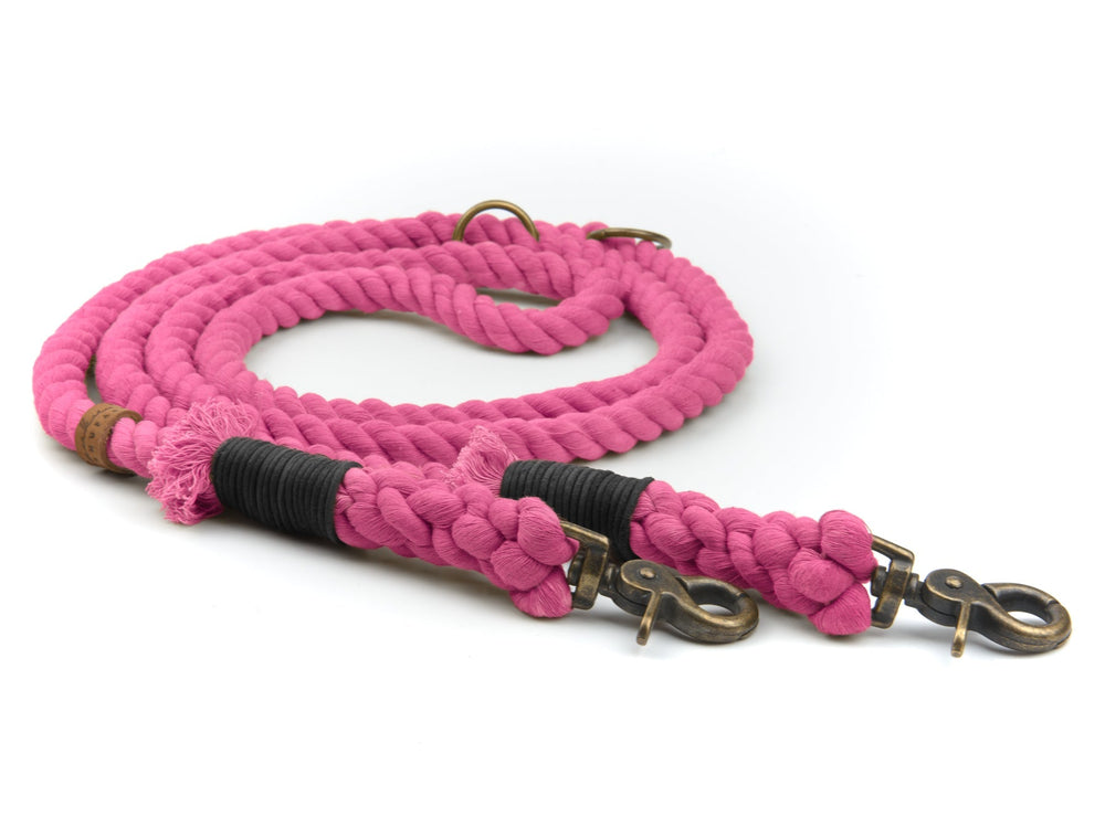 Pinke geflochtene Hundeleine mit stabilen Karabinerhaken und schwarzem Griffbereich, flexibel und langlebig.