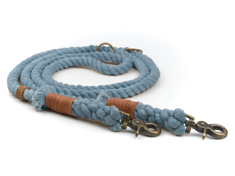 Blaue geflochtene Hundeleine mit orangefarbener Wicklung und zwei Metallkarabinerhaken. Ideal für Hundebesitzer.