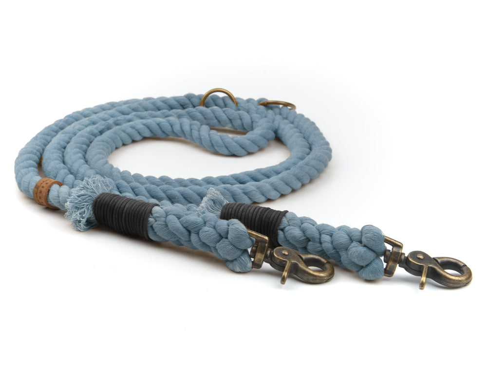 Blaue geflochtene Hundeleine mit zwei Metallkarabinerhaken und gepolsterter Mitte in Schwarz und Braun.