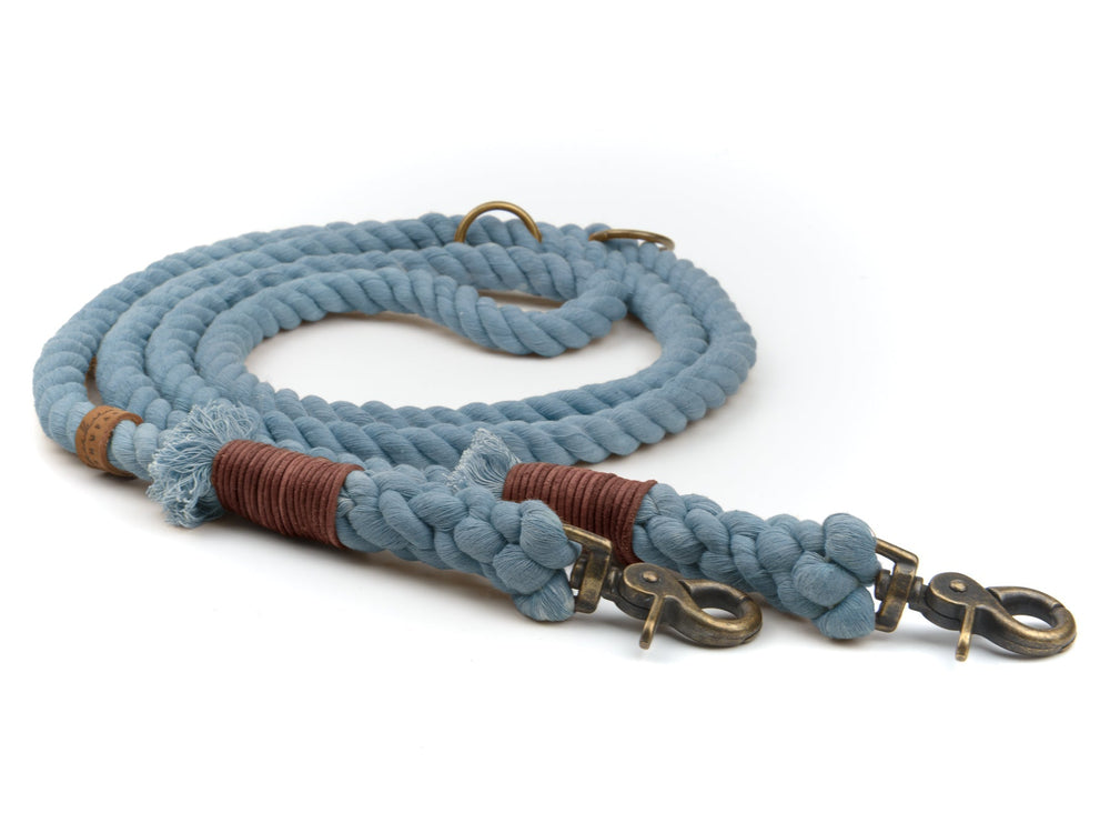 Blaue geflochtene Tauleine mit Metallkarabinerhaken und dekorativen braunen und beigen Elementen.