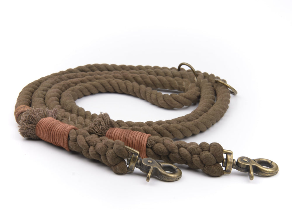 Braune geflochtene Tauleine mit dicken Griff, Lederakzenten und zwei stabilen Karabinerverschlüssen.
