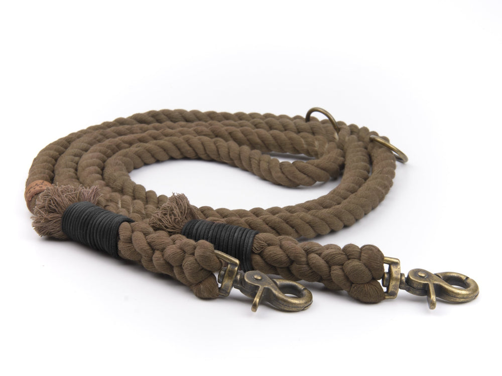 Braune geflochtene Tauleine mit robusten Karabinerhaken für sicheres Führen von Hunden. Hochwertige Verarbeitung.