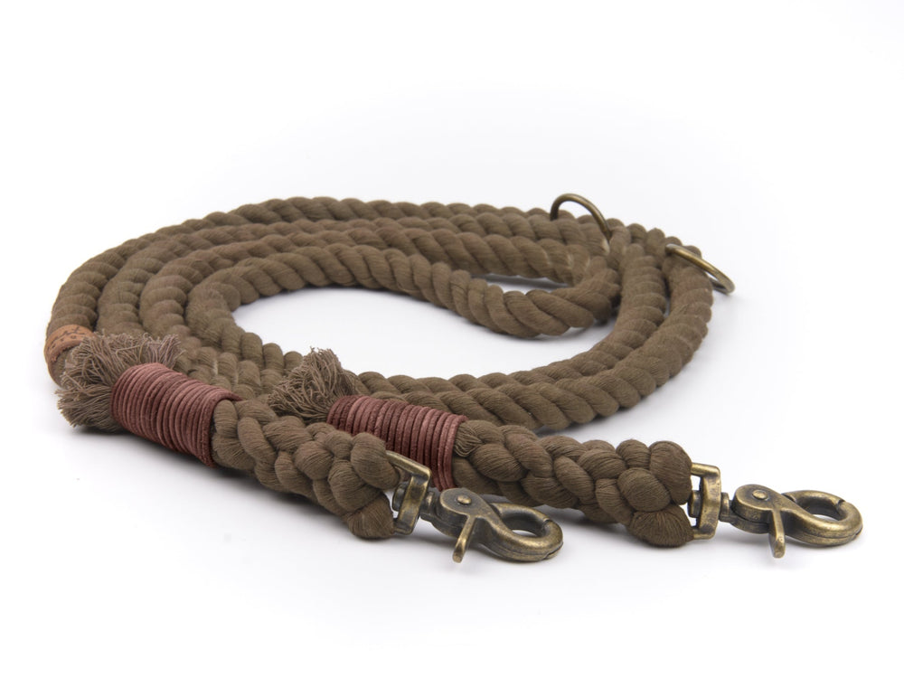 Braune geflochtene Tauleine mit zwei stabilen Karabinerhaken und verstärkten Enden. Ideal für Hundebesitzer.
