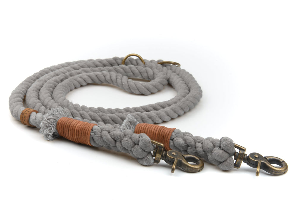 Graue geflochtene Tauleine mit Metallkarabinerhaken und schicken Lederakzenten für Hunde.