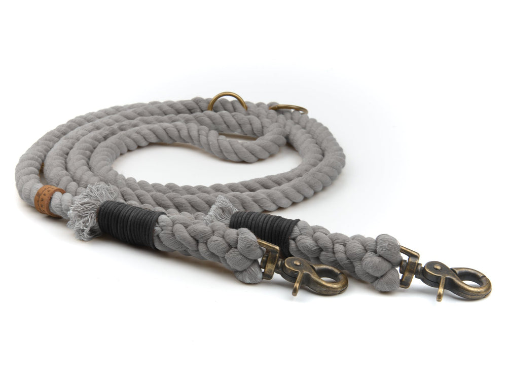 Graue geflochtene Hundeleine mit robusten Karabinern und Lederdetail, ideal für sichere Ausflüge mit Ihrem Hund.