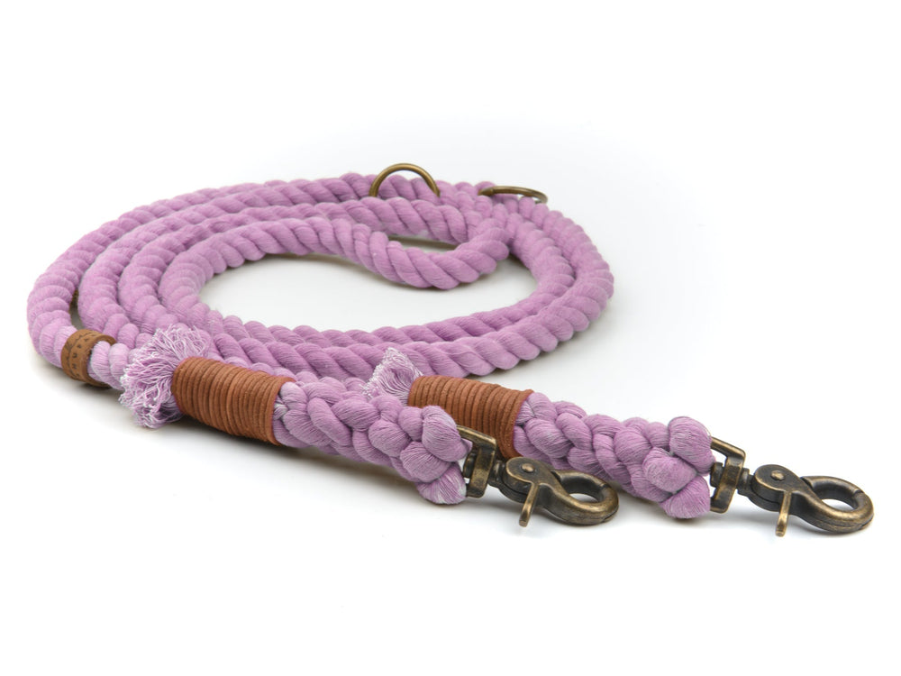 Hundeleine "Ahoi" aus lila geflochtener Baumwolle mit robusten Karabinern und Lederüberzug, ideal für Spaziergänge.