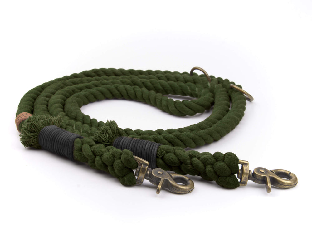 "Grüne geflochtene Tauleine mit robusten Metallkarabinerhaken an beiden Enden."