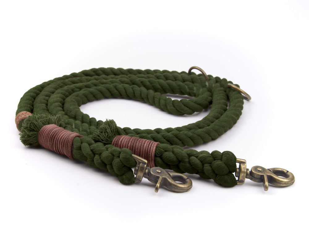 Grüne geflochtene Tauleine mit Metallkarabinern zum Befestigen an Geschirr oder Halsband für Hunde.