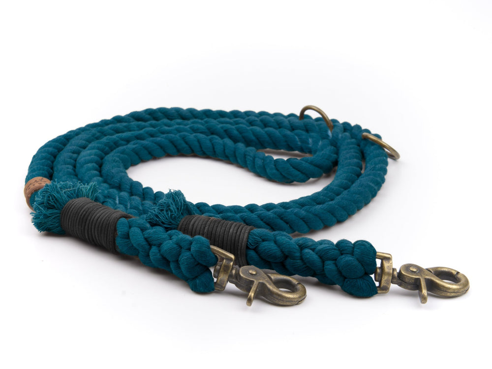 Teal-farbene geflochtene Tauleine mit zwei Metallkarabinerhaken und schwarzen Wicklungen in der Mitte.