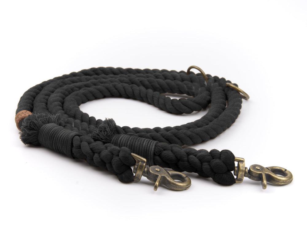Schwarze geflochtene Tauleine mit zwei Karabinerhaken, stabil und vielseitig einsetzbar.