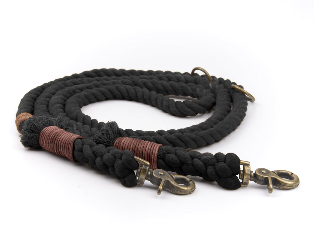Schwarze geflochtene Tauleine mit zwei Karabinern und braunen Griffwicklungen für optimalen Halt.