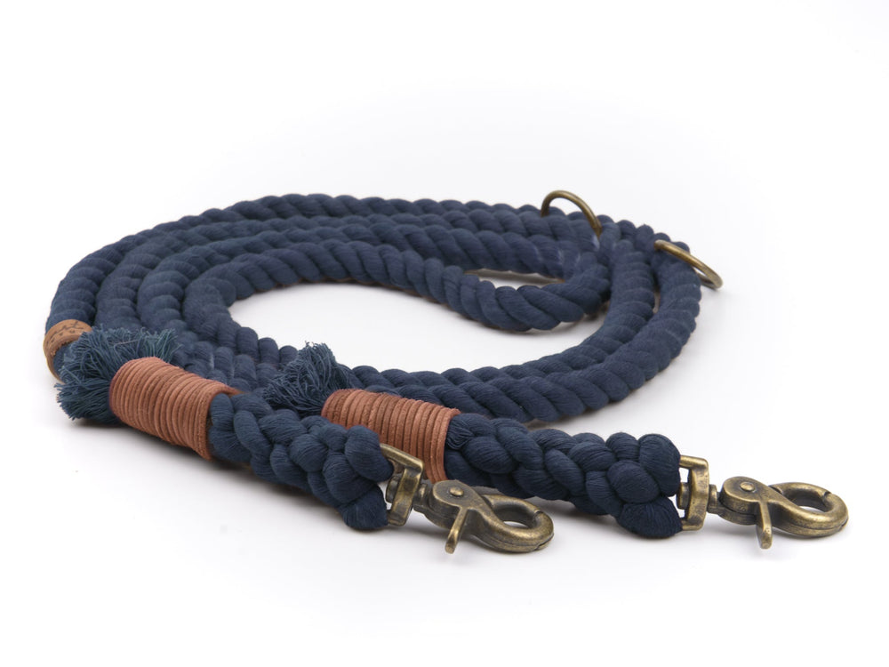 Dunkelblaues Tau mit Karabinerhaken und braunen Griffwicklungen für sicheres Halten beim Wassersport.