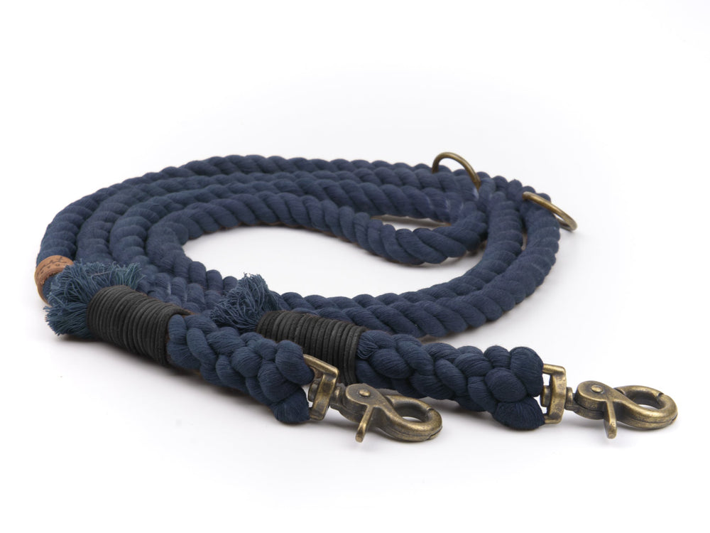 Dunkelblaue geflochtene Tauleine mit schwarzen Schlaufen und Karabinerhaken an beiden Enden. Ideal für Hunde.