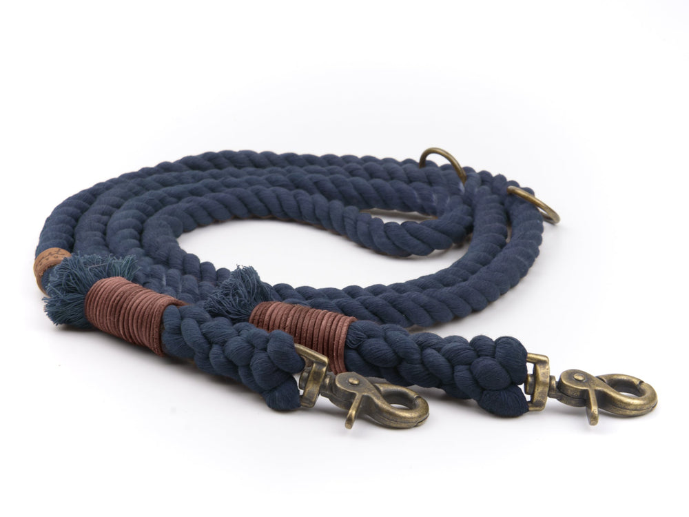 Dunkelblaue geflochtene Tauleine mit goldfarbenen Karabinerhaken und braunem Material umwickelt. Ideal für Hunde.