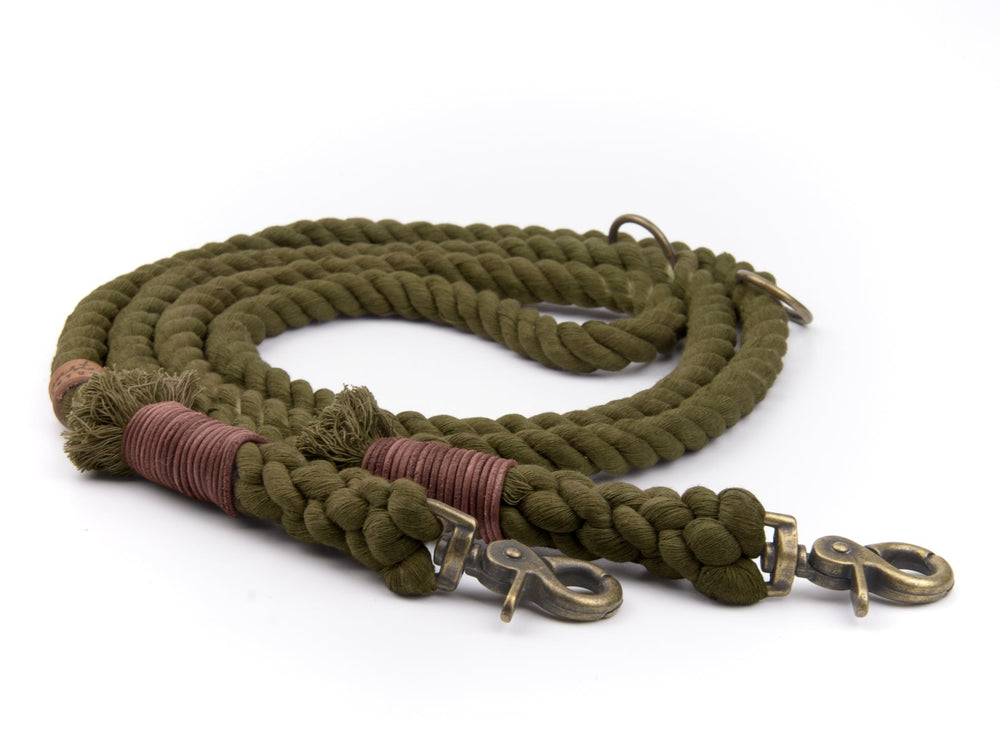 Grünbraune Tauleine mit gewebter Struktur und zwei Metallkarabinern an den Enden, ideal für Hundebesitzer.