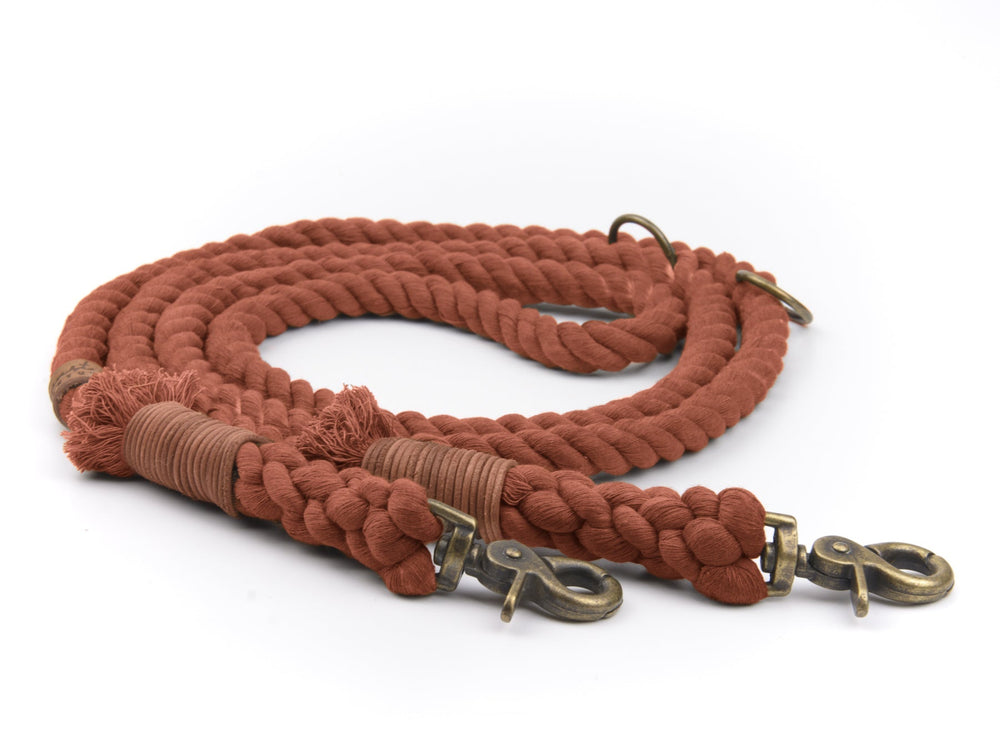 Doppelte geflochtene Hundeleine in warmem Rot mit Metallhaken für sicheren Halt und besten Griff.