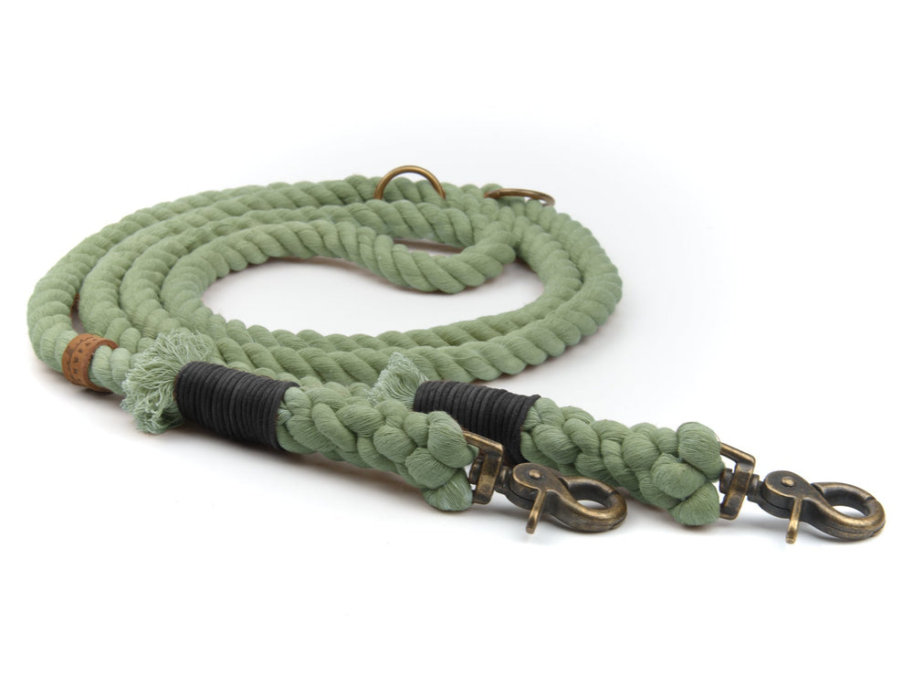 Grüne geflochtene Tauleine mit zwei metallenen Karabinern und schwarzen, braunen Griffpunkten.
