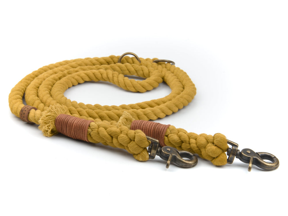 "Gelbe geflochtene Tauleine mit Metallkarabinerhaken und rotbraunen Wicklungen, ideal für Hundebesitzer."