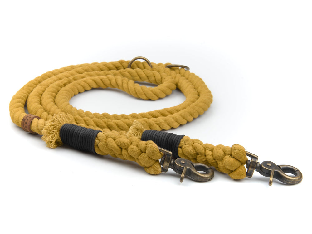 Gelbe geflochtene Tauleine mit robusten Karabinerhaken für sicheres Befestigen am Geschirr oder Halsband.