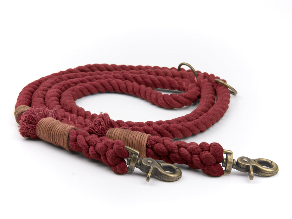 Rote geflochtene Tauleine mit stabilen Metallkarabinern und weicher, mehrfädiger Struktur für sicheres Hundetraining.