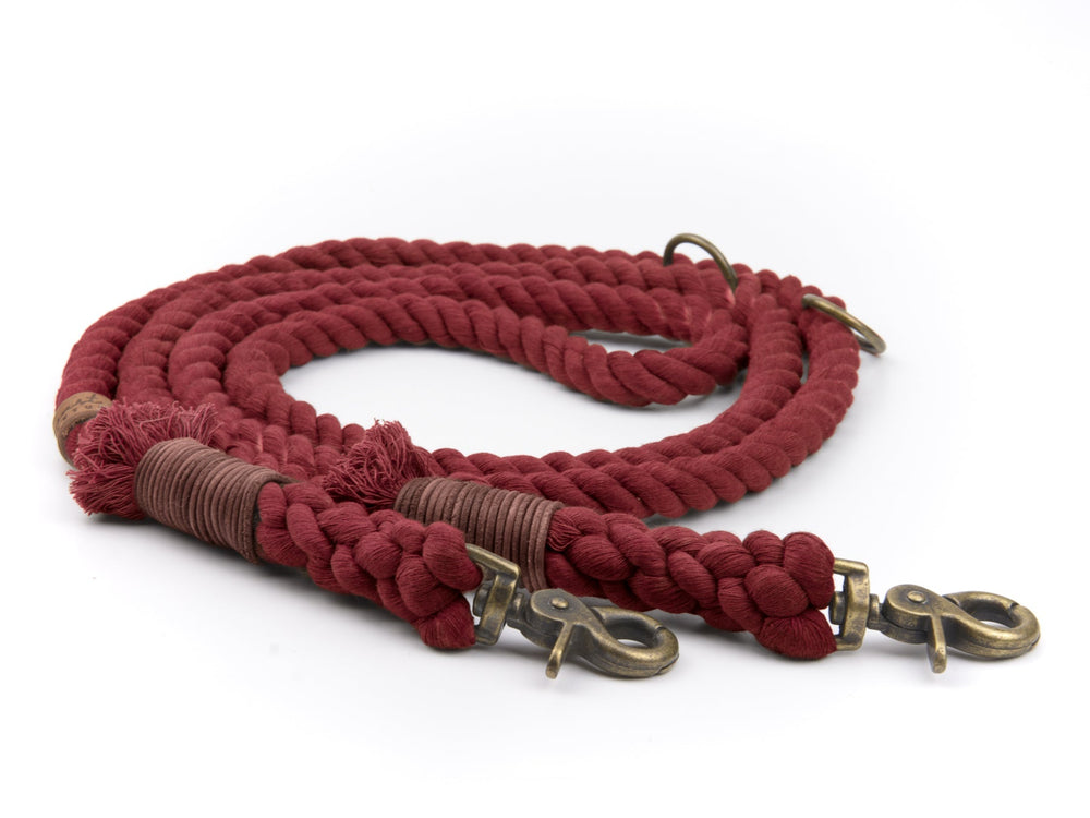 "Rotbraune geflochtene Tauleine mit Metallhaken und dekorativen Wicklungen in der Mitte."