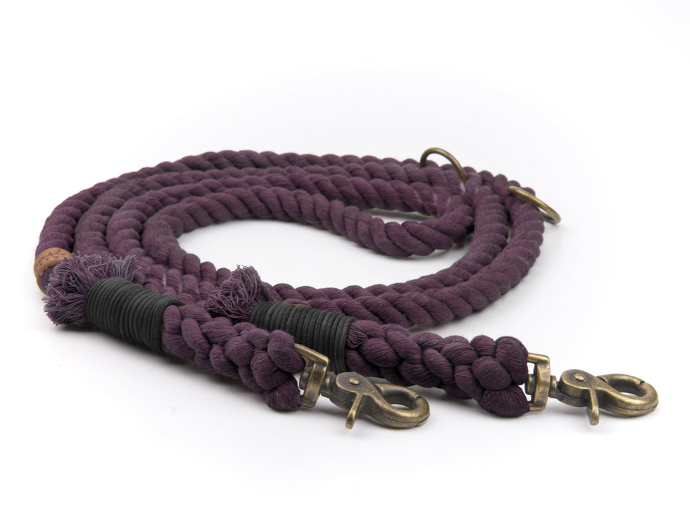 "Lila geflochtene Tauleine mit Metallschnallen und fransigem Ende für sicheres Ausführen von Hunden."