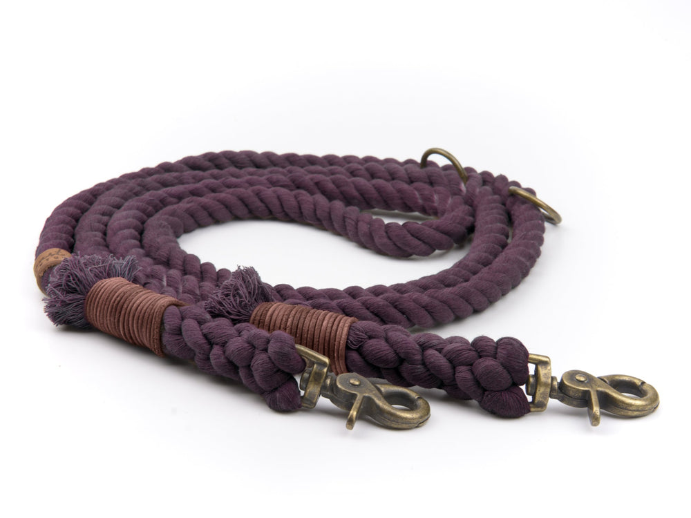 Geflochtene lila Tauleine mit robusten Karabiner-Verschlüssen und griffigem Texturbereich. Ideal für aktive Hunde.