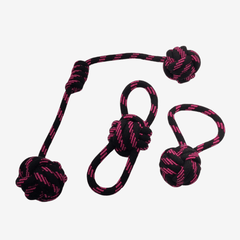 Drei schwarze Hundespielzeuge aus geflochtenem Material mit pinken Streifen, ideal zum Spielen und Kauen.